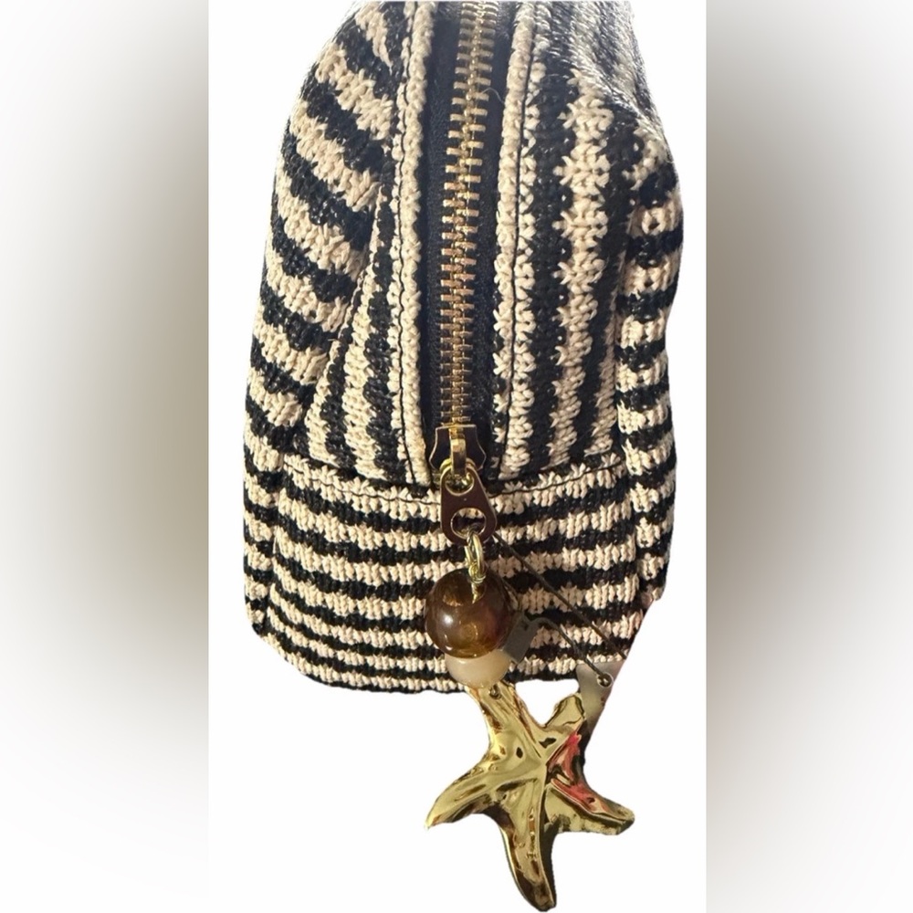 NEW VINCE CAMUTO BLACK CREAM STRIPE COSMETICS MAKEUP BAG CASE STARFISH BAG CHARM